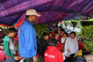 caritas-staff-speaking-with-evacuated-people