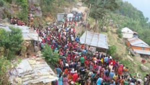 Razdeljevalno mesto Karitas Nepal za pomoč s potresom prizadetim ljudem v kraju Laharepauwa, okrožje Rasuwa