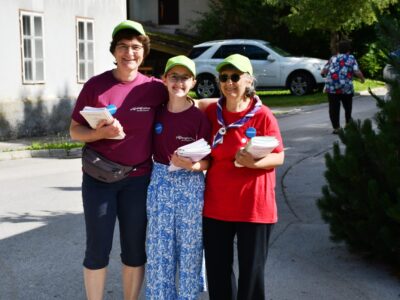 3 mladi prostovoljci v objemu