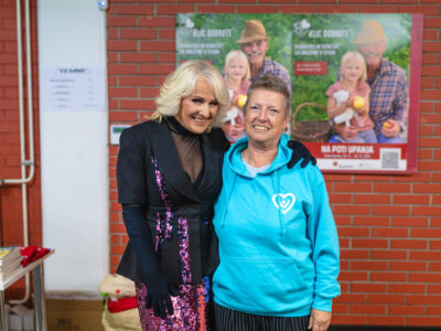 Klic dobrote - generalka 2025 - Alenka Godec in prostovoljka karitas (foto Slovenska karitas)