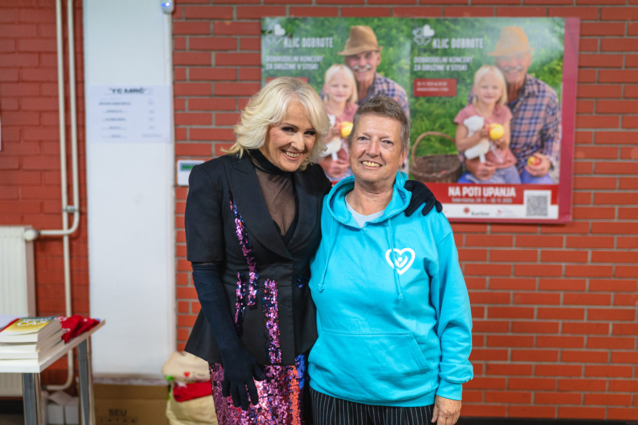 Klic dobrote - generalka 2025 - Alenka Godec in prostovoljka karitas (foto Slovenska karitas)